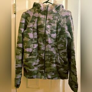 LULULEMON SCUBA HOODIE IN LAVENDER CAMO SIZE 10